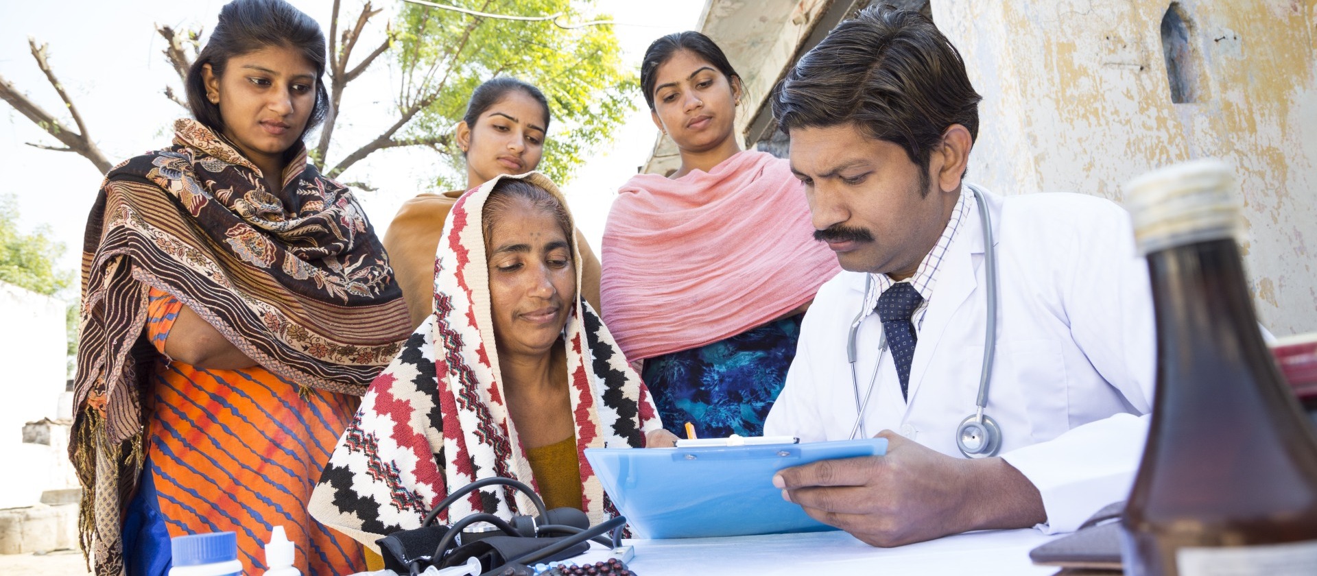 doctor-talking-with-patients