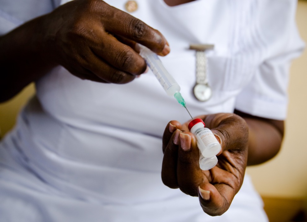 Nurse-filling-vaccine-syringe