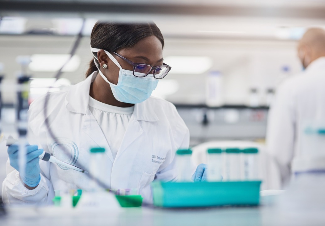 RD-scientist-in-lab