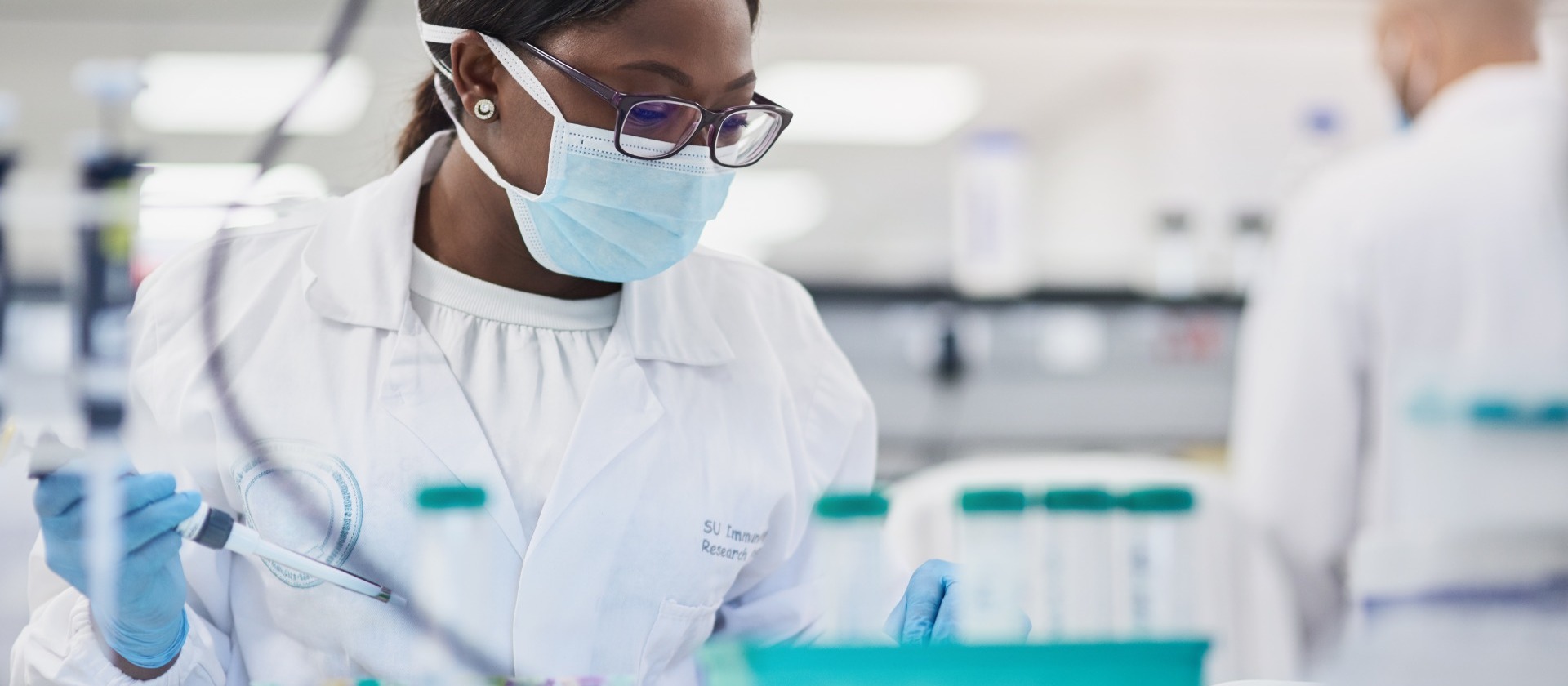 RD-scientist-in-lab