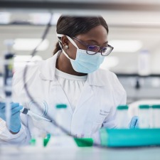 RD-scientist-in-lab